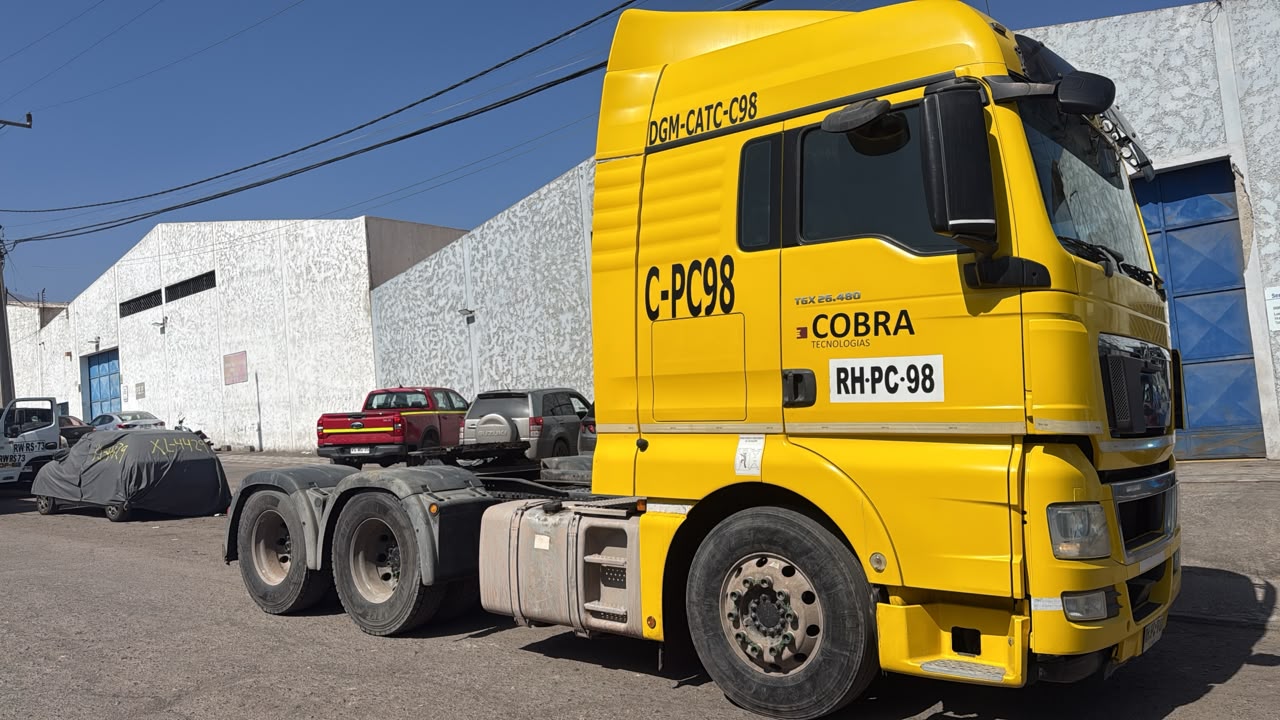 Tracto amarillo de Tecnologías Cobra tras servicio de limpieza de camión realizado por MyH Servicios SpA